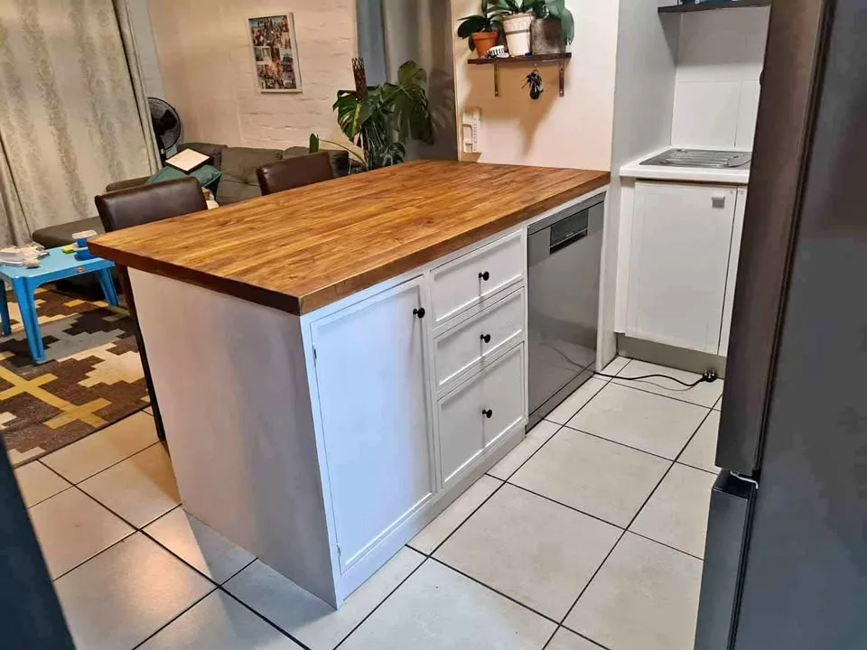 Kitchen island with breakfast bar, photo 1