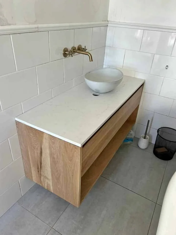 Oak floating vanity, photo 1