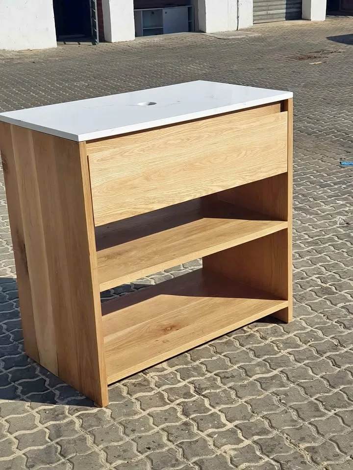 Oak vanity, photo 1